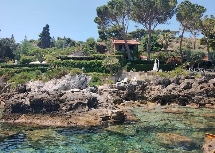 Alle Due Torri, Villa Sulla Roccia A Picco Sul Mare
